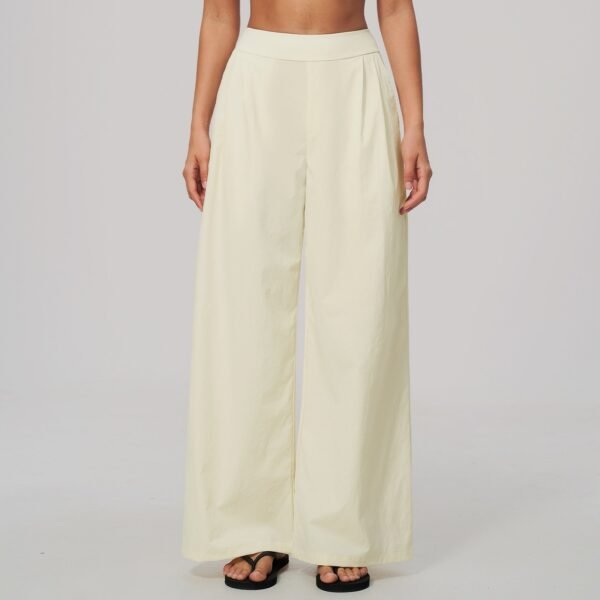 Loose-fitting wide-leg trousers